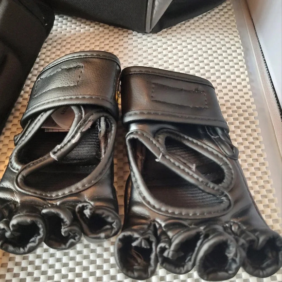 Marshal Arts Bundle: Gloves, Bookbag, Shin guards Used - Picture 3 of 6